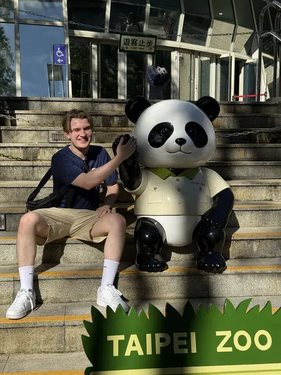 Torstein meeting a panda at Taipei Zoo